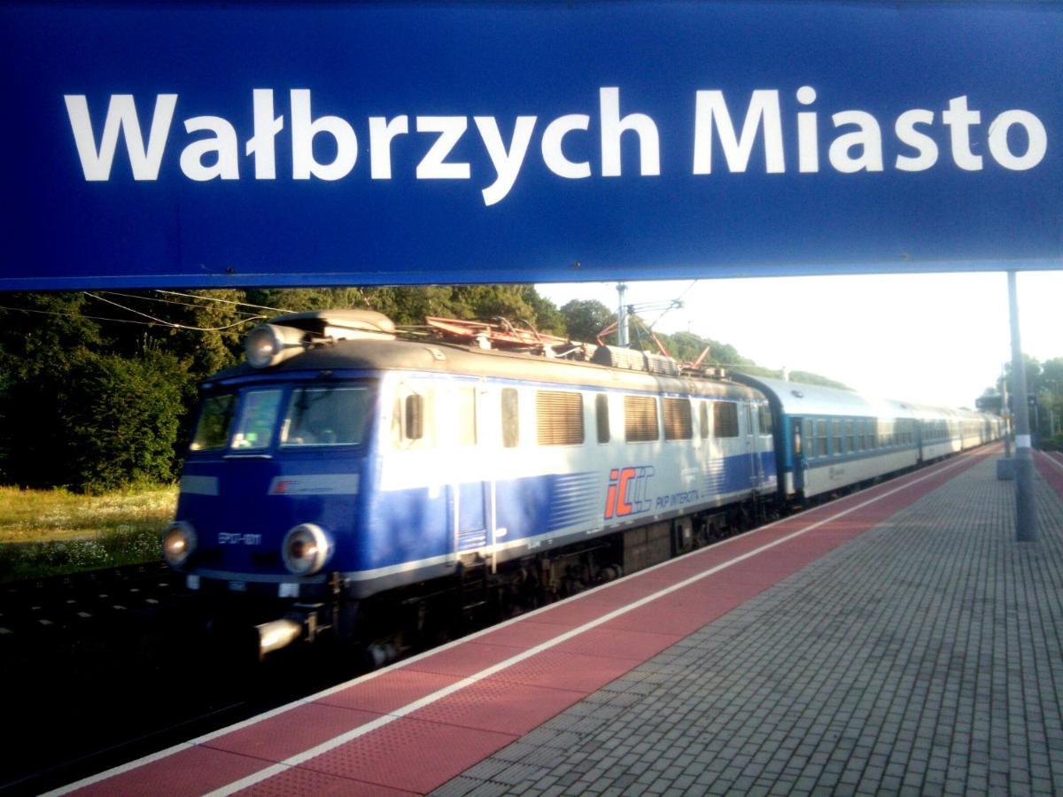Art Mieszkanie Blisko Dworca Pkp Walbrzych Miasto Luaran gambar