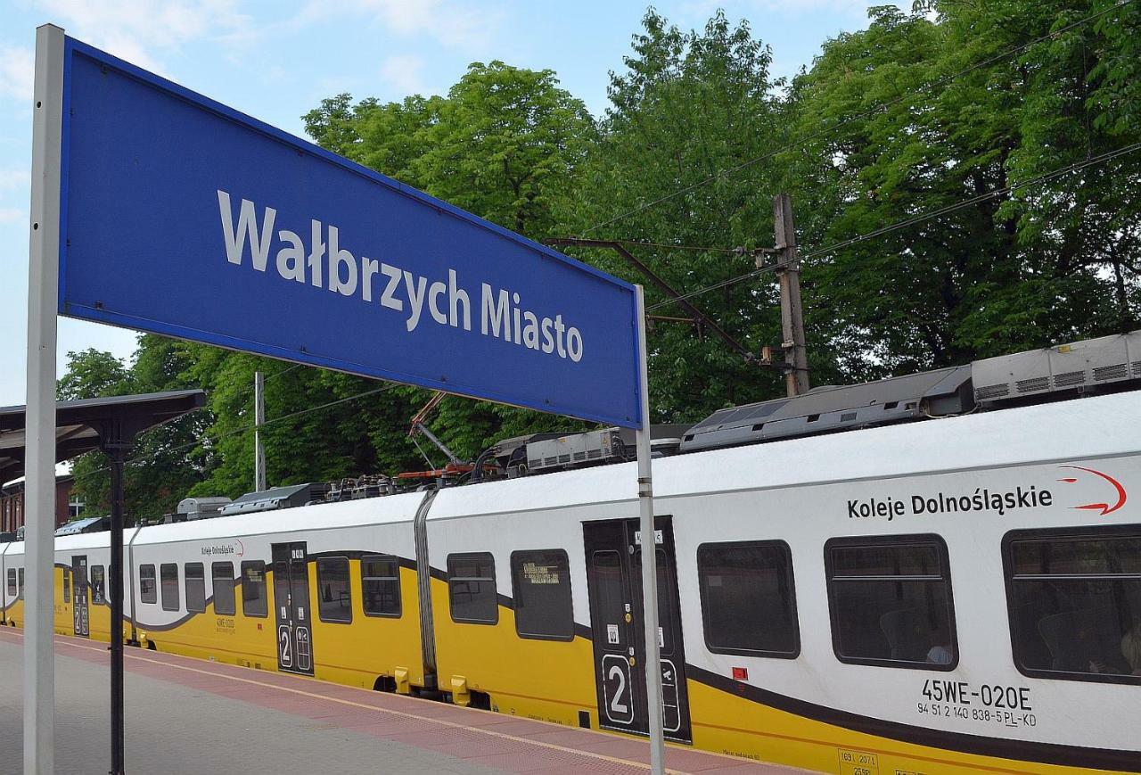 Art Mieszkanie Blisko Dworca Pkp Walbrzych Miasto Luaran gambar