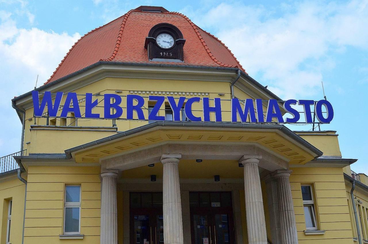 Art Mieszkanie Blisko Dworca Pkp Walbrzych Miasto Luaran gambar